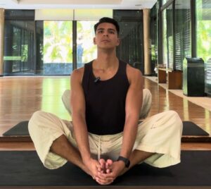 Yoga for hot flashes with Mauricio - Livana Life