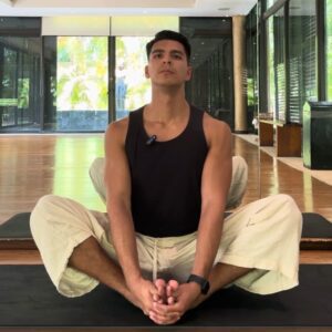 Yoga for hot flashes with Mauricio - Livana Life