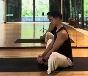 Back-pain-session-by-Mauricio-Livana-Life