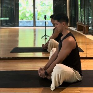 Back-pain-session-by-Mauricio-Livana-Life